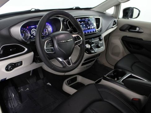 Used 2024 Chrysler Pacifica Touring-L image 17