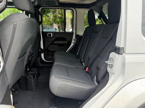 Used 2025 Jeep Wrangler Sahara AWD/4WD image 12