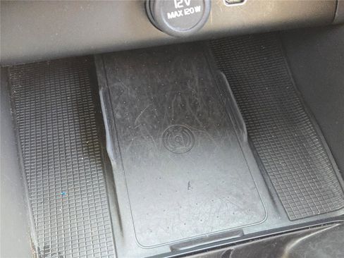 Used 2024 Volvo XC40 B5 Core image 33