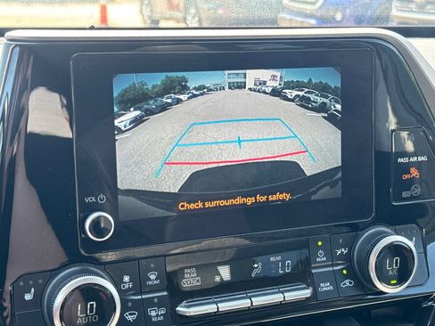 Used 2023 Toyota Highlander XLE AWD/4WD image 23