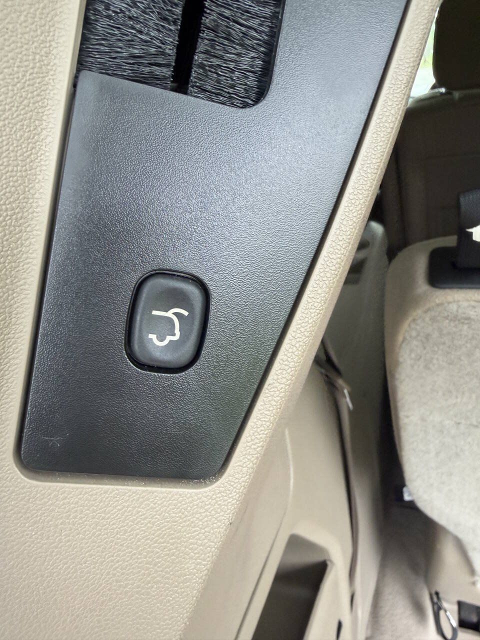 Used 2012 Chrysler Town & Country Touring FWD image 12