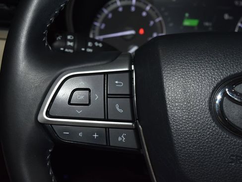 Used 2022 Toyota Highlander XLE AWD/4WD image 7