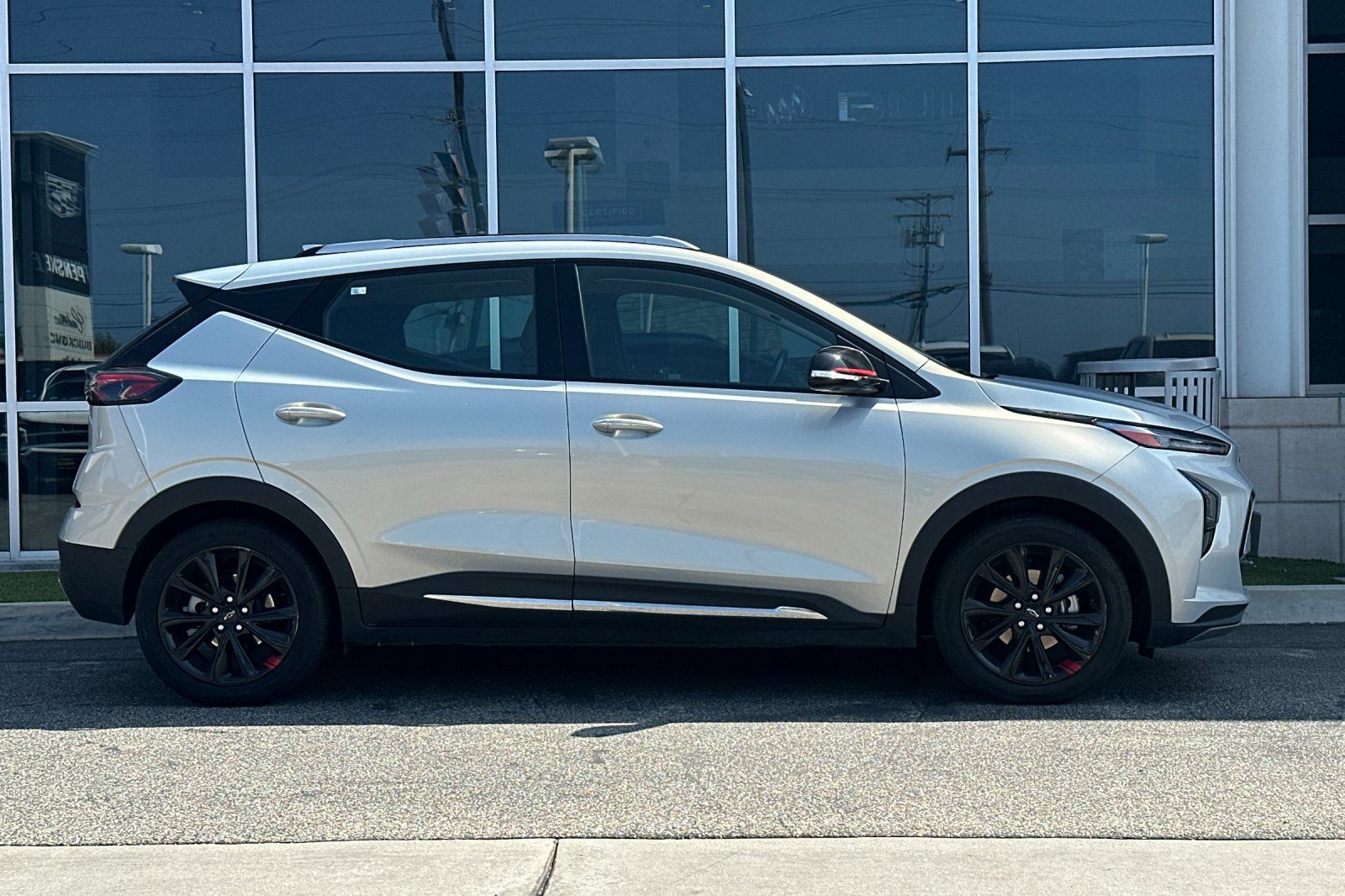 Used 2023 Chevrolet Bolt EUV Premier w/ Sun & Sound Package FWD image 3