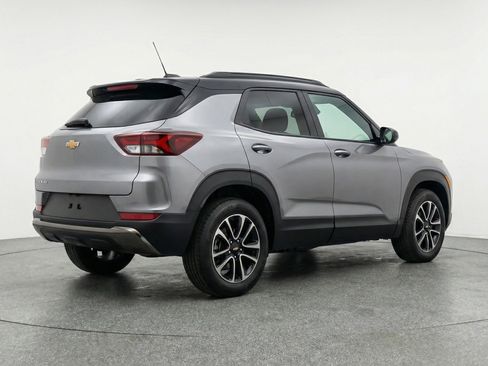 Used 2025 Chevrolet TrailBlazer LT w/ Driver Confidence Package image 9