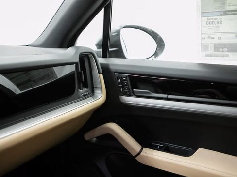 Certified 2026 Porsche Cayenne AWD/4WD image 30