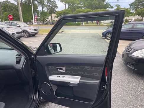 Used 2012 Kia Soul + FWD image 28