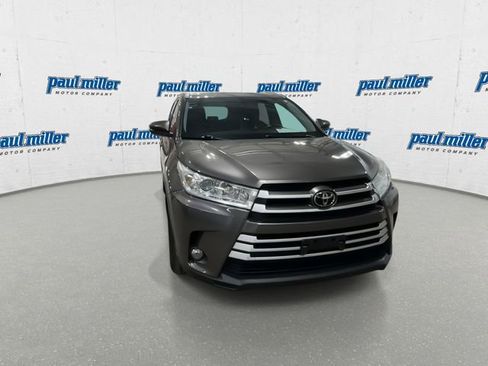 Used 2017 Toyota Highlander XLE image 3