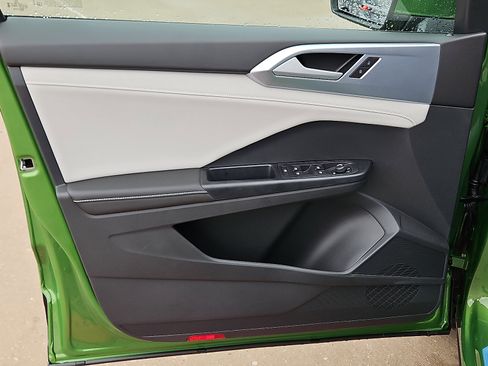 New 2026 Volkswagen Taos SE image 12