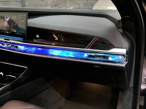 Used 2023 BMW 740i w/ Parking Assistance Package image 18