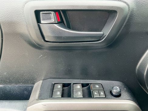 Used 2019 Toyota Tacoma SR5 AWD/4WD image 17