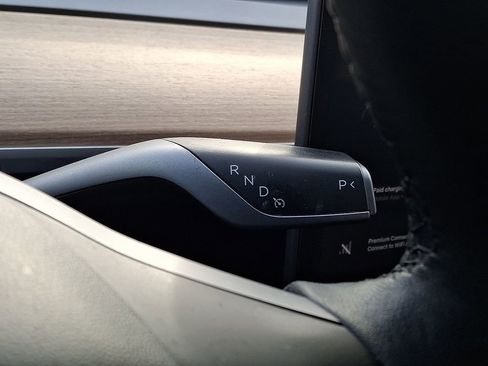 Used 2021 Tesla Model Y Long Range image 17