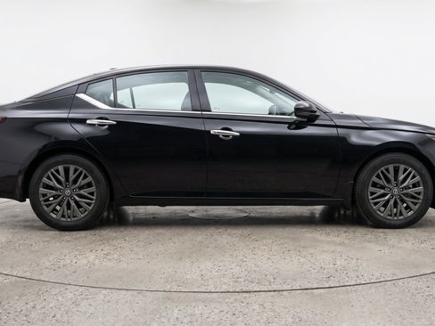 Used 2025 Nissan Altima 2.5 SV FWD image 11