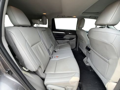 Used 2019 Toyota Highlander XLE AWD/4WD image 14