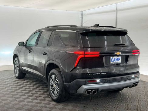 Used 2025 Chevrolet Traverse LT image 4