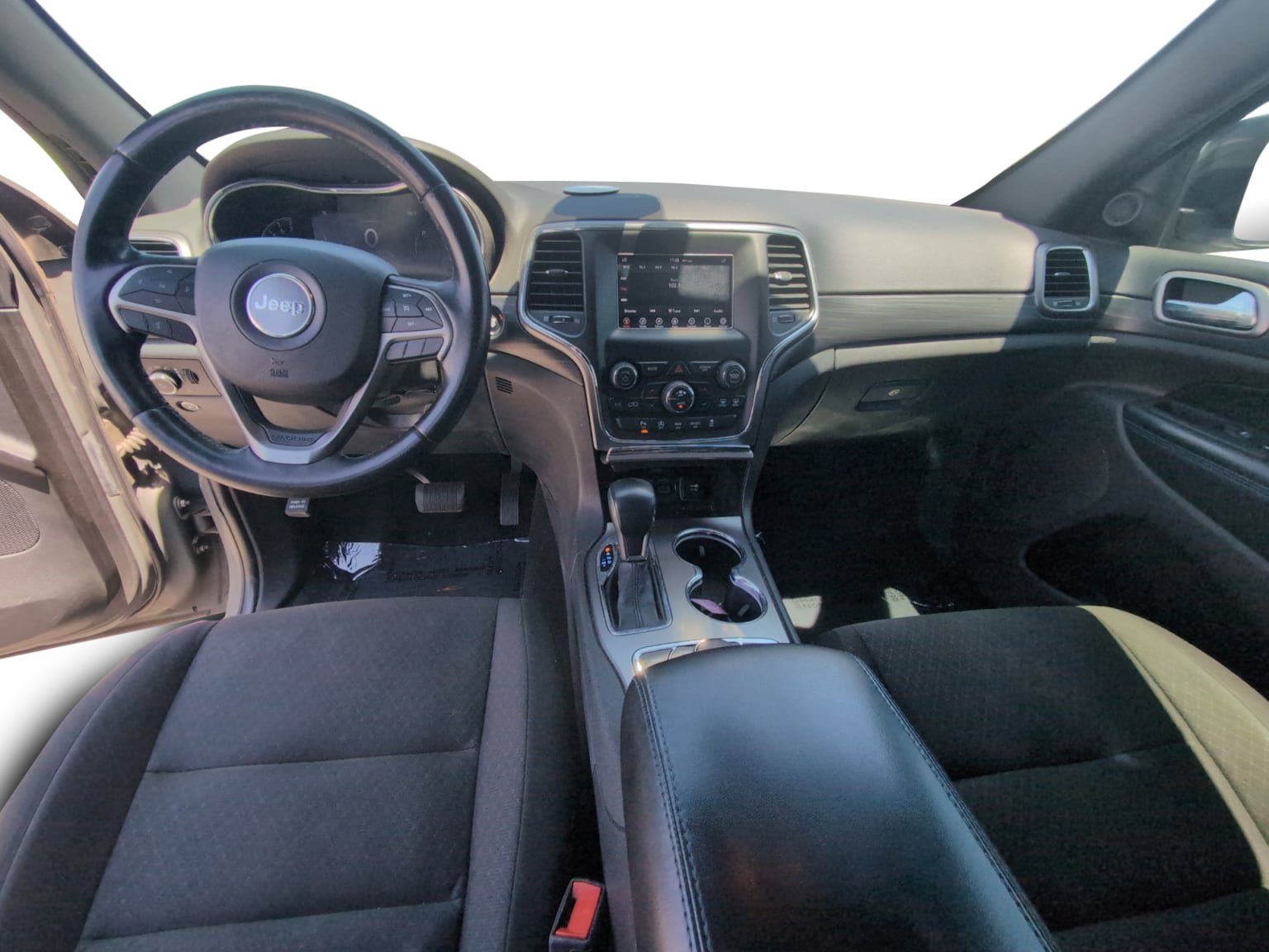 Used 2020 Jeep Grand Cherokee Laredo AWD/4WD image 12