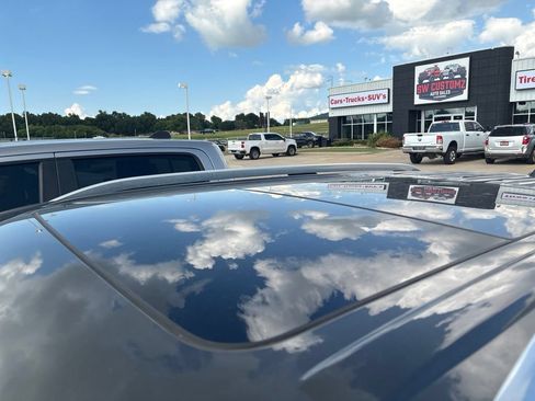 Used 2020 Ford Explorer Platinum w/ Premium Technology Package AWD/4WD image 12