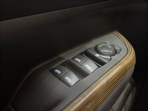 Used 2023 GMC Acadia SLE w/ Infotainment Package image 35