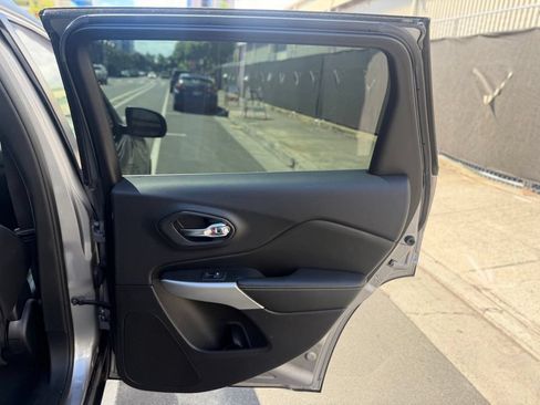 Used 2018 Jeep Cherokee Latitude Plus FWD image 11