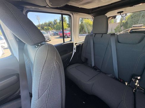 Used 2025 Jeep Wrangler Unlimited Sahara AWD/4WD image 39