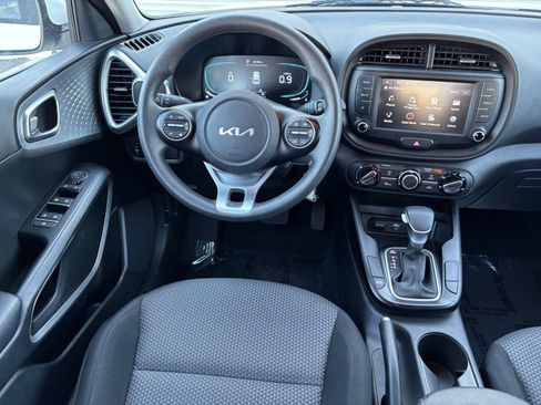 Used 2025 Kia Soul LX w/ LX Technology Package FWD image 32