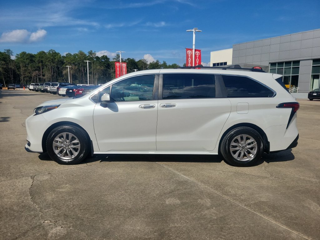 Certified 2022 Toyota Sienna XLE FWD image 2