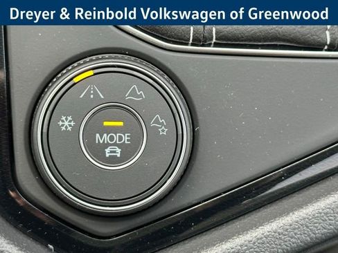 New 2026 Volkswagen Taos SE image 24