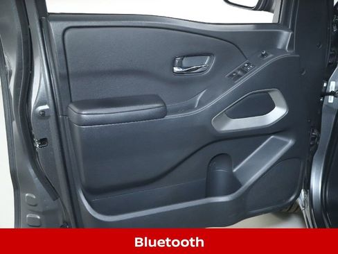 Certified 2025 Nissan Frontier SV image 17