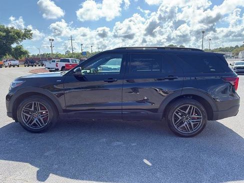 Used 2025 Ford Explorer ST-Line w/ ST-Line Street Pack AWD/4WD image 3