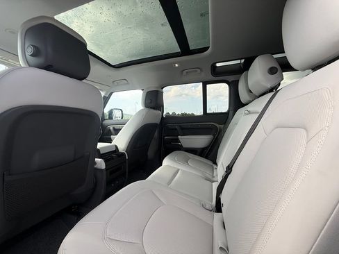 Used 2025 Land Rover Defender 110 X-Dynamic SE AWD/4WD image 21