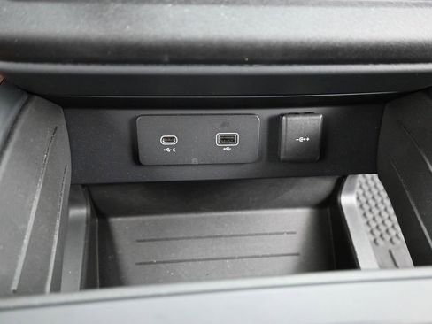 Used 2023 Land Rover Defender 130 X-Dynamic SE image 19