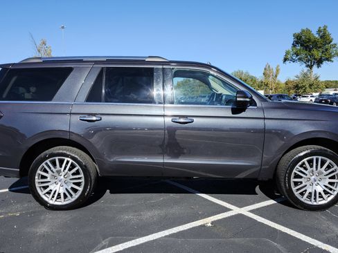Used 2023 Ford Expedition Limited image 11