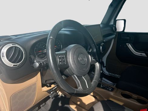 Used 2017 Jeep Wrangler Unlimited Sahara w/ Max Tow Package AWD/4WD image 9