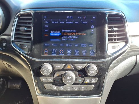 Used 2019 Jeep Grand Cherokee Laredo w/ Laredo X Package image 13