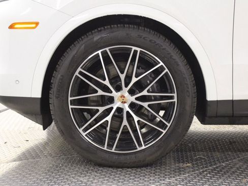 Certified 2025 Porsche Cayenne AWD/4WD image 16