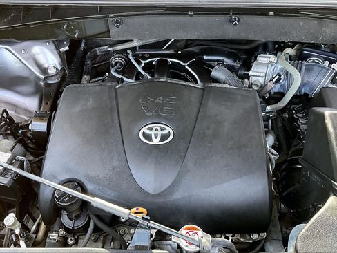 Used 2018 Toyota Highlander SE FWD image 33