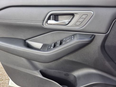 Certified 2025 Nissan Rogue Platinum w/ Tech Package image 15