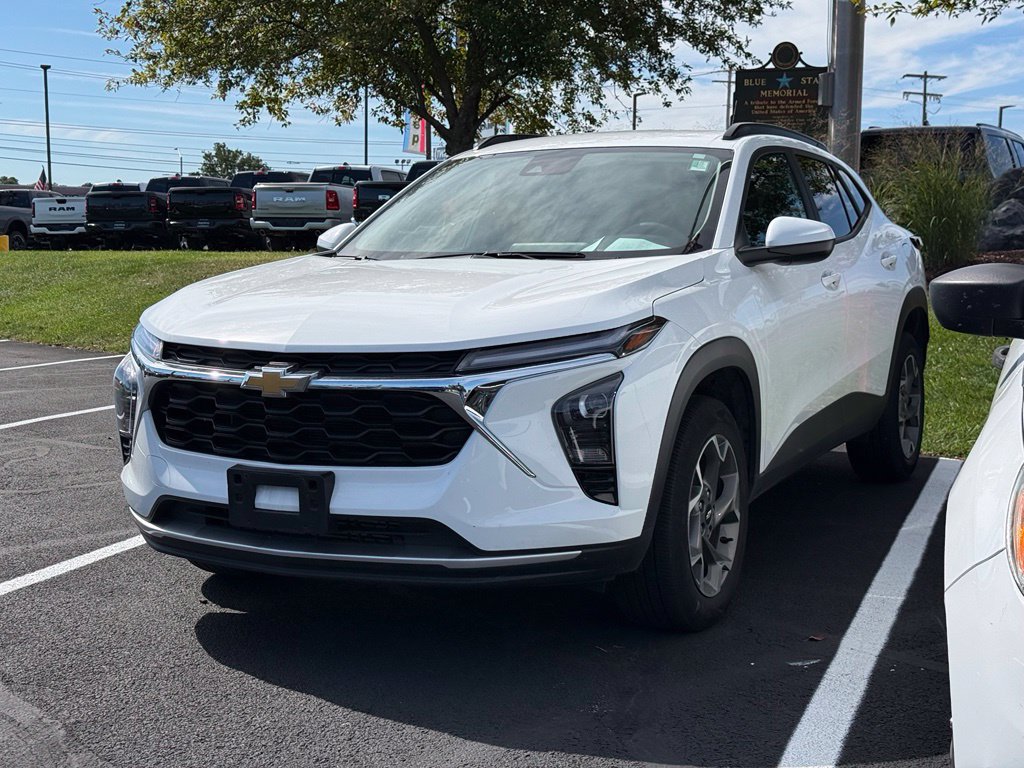 Used 2025 Chevrolet Trax LT FWD image 6