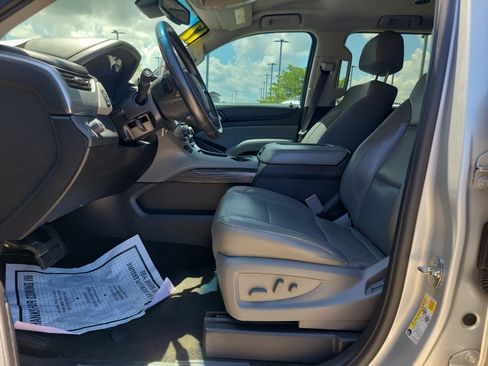Used 2017 Chevrolet Suburban LT RWD image 11