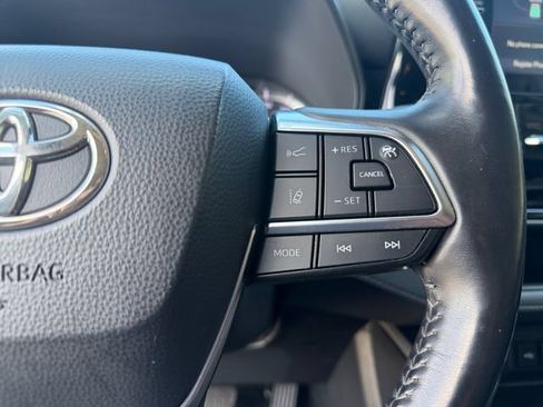 Used 2020 Toyota Highlander LE AWD/4WD image 32