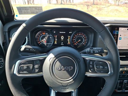 Used 2026 Jeep Wrangler Sahara image 17