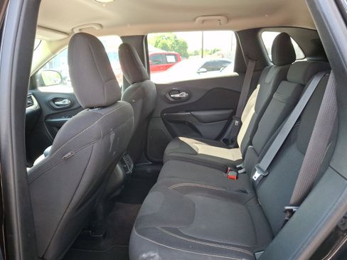 Used 2016 Jeep Cherokee Latitude FWD image 11