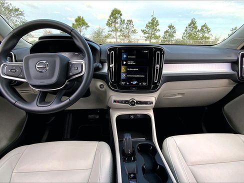 Used 2021 Volvo XC40 T5 Momentum w/ Premium Package image 14