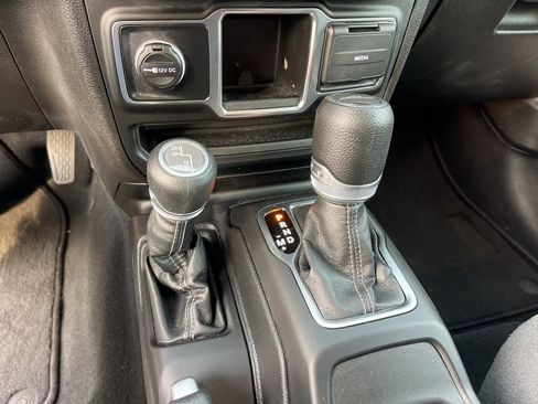 Used 2024 Jeep Gladiator Sport image 14