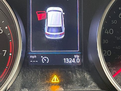 Used 2018 Volkswagen Tiguan S image 5