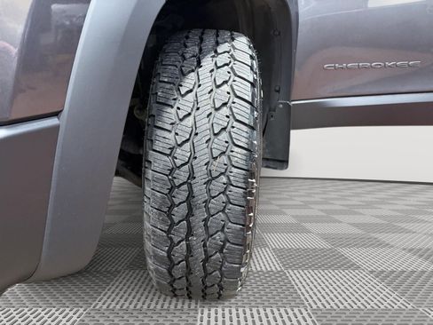 Used 2020 Jeep Cherokee Trailhawk w/ Cold Weather Group image 17