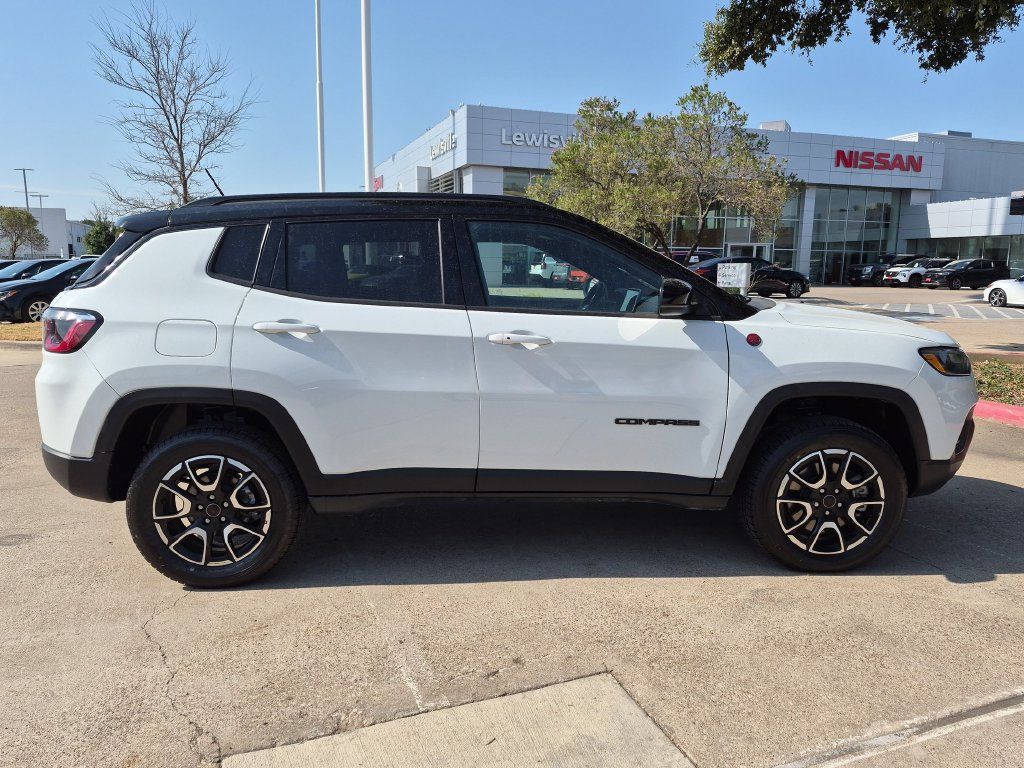 Used 2025 Jeep Compass Trailhawk AWD/4WD image 10
