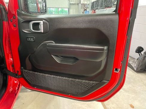 Used 2024 Jeep Wrangler Unlimited w/ Convenience Group AWD/4WD image 10