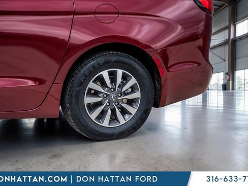 Used 2021 Chrysler Pacifica Touring-L FWD image 32