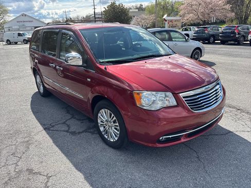 Used 2014 Chrysler Town & Country Touring-L image 4