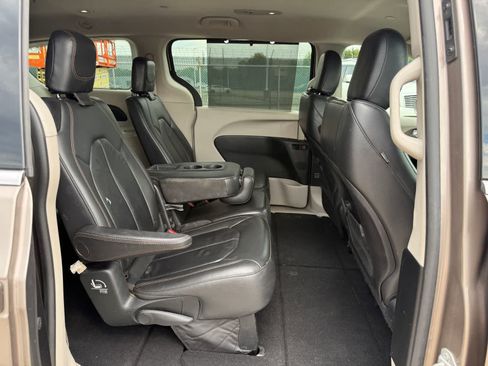 Used 2017 Chrysler Pacifica Touring-L FWD image 21